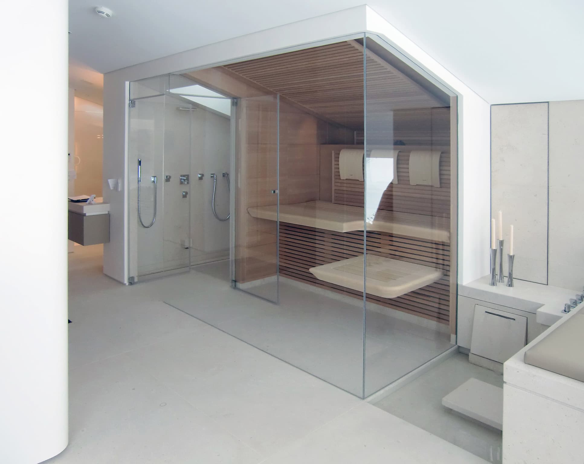 Sauna und Dusche mit Glaswänden im Bad